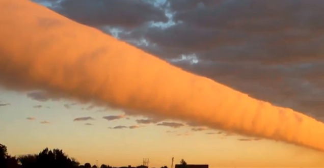 เผยคลิปทึ่ง เมฆม้วนตัวเป็นท่อพาดผ่านท้องฟ้าสหรัฐฯ