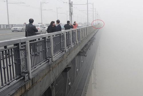 ช่างภาพจีนจับภาพหญิงโดดน้ำฆ่าตัวตายได้ ขณะยืนถ่ายรูปหมอก