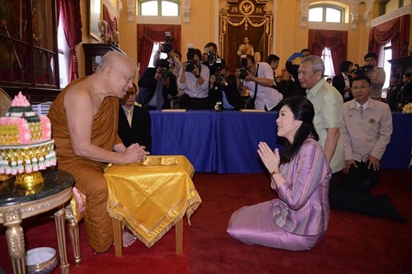 ยิ่งลักษณ์ ร่วมใส่บาตรวันคล้ายวันประสูติ 100 ชันษาพระสังฆราช