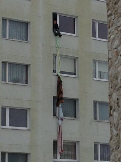 หนุ่มแอสโทเนียตกตึก หลังใช้ผ้าปูที่นอนโรยตัวจากตึก 8 ชั้น