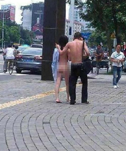  คลิป คู่รักจีนทะเลาะเดือด แก้ผ้าประชดกลางถนน