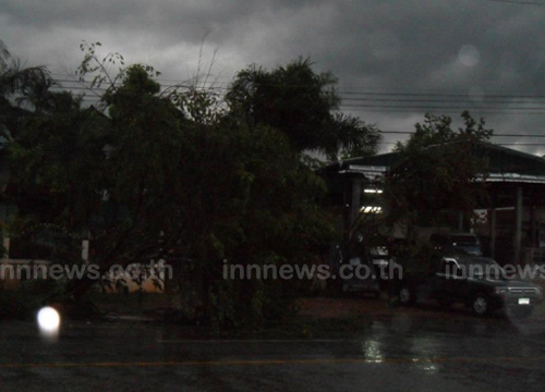 ข่าวพายุ พายุซัดเถิน ลำปาง บ้านพัง 320 หลัง สั่งปิดโรงเรียน 1 แห่ง