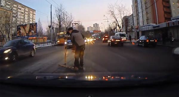 คลิปถนนในรัสเซีย น้ำใจบนถนนในรัสเซีย ช่วยสังคมให้น่าอยู่