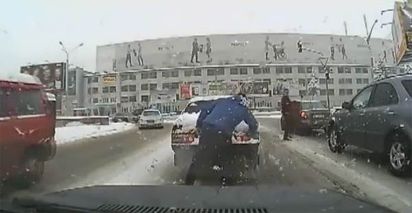 คลิปถนนในรัสเซีย น้ำใจบนถนนในรัสเซีย ช่วยสังคมให้น่าอยู่