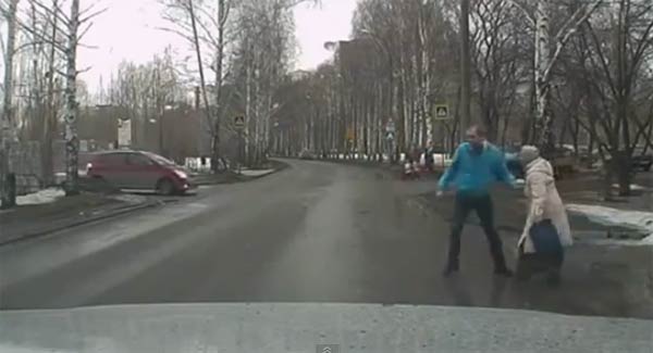  คลิปถนนในรัสเซีย น้ำใจบนถนนในรัสเซีย ช่วยสังคมให้น่าอยู่