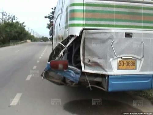 รถตู้โดยสารพุ่งชนท้ายรถบัส ที่ฉะเชิงเทรา เจ็บ 3 