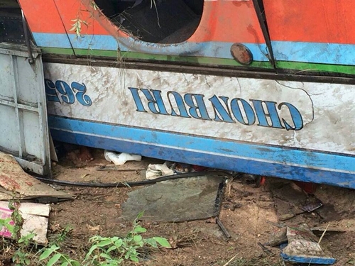 รถทัวร์โคราช-ชลบุรี พลิกคว่ำหงายท้องที่พนมสารคาม ดับ 1 เจ็บกว่า 30