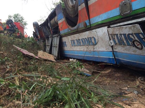 รถทัวร์โคราช-ชลบุรี พลิกคว่ำหงายท้องที่พนมสารคาม ดับ 1 เจ็บกว่า 30