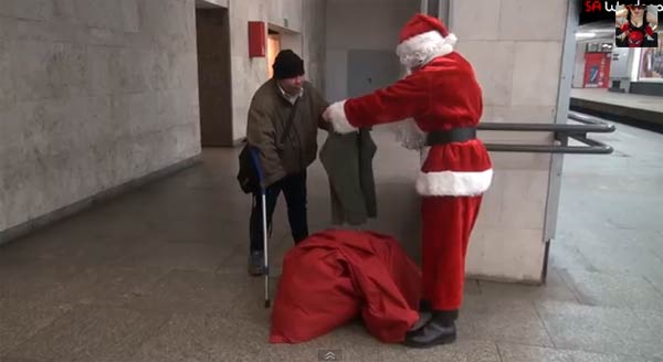 ชาวคริสต์ทั่วโลกแห่ให้ของขวัญคนไร้บ้านในวันคริสต์มาส