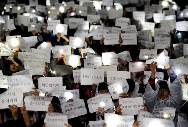 ญาตินักเรียนเหยื่อเรือเกาหลีล่มร่ำไห้ ร่วมพิธีอธิษฐานจิตที่โรงเรียน