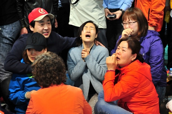ญาตินักเรียนเหยื่อเรือเกาหลีล่มร่ำไห้ ร่วมพิธีอธิษฐานจิตที่โรงเรียน