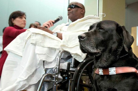 ชายตาบอดมะกันรอดถูกรถไฟทับ หลังสุนัขคู่ใจช่วยชีวิตไว้