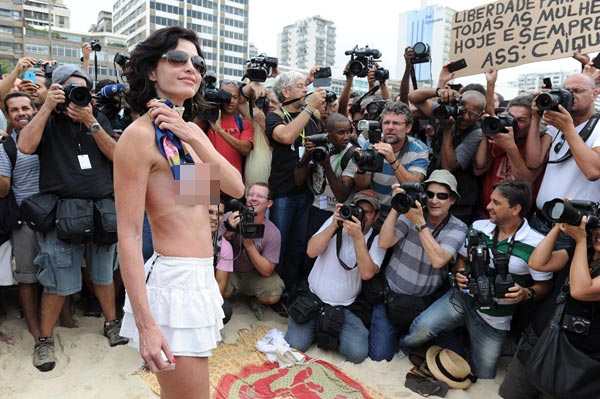 หญิงบราซิลรวมตัวเปลือยอกประท้วงกฎห้ามเปลือยอกอาบแดด