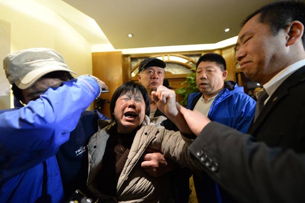 ครอบครัวผู้โดยสาร MH370 ร่ำไห้-โกรธ หลังมาเลย์สรุปเครื่องบินดิ่งทะเล