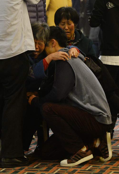 ครอบครัวผู้โดยสาร MH370 ร่ำไห้-โกรธ หลังมาเลย์สรุปเครื่องบินดิ่งทะเล