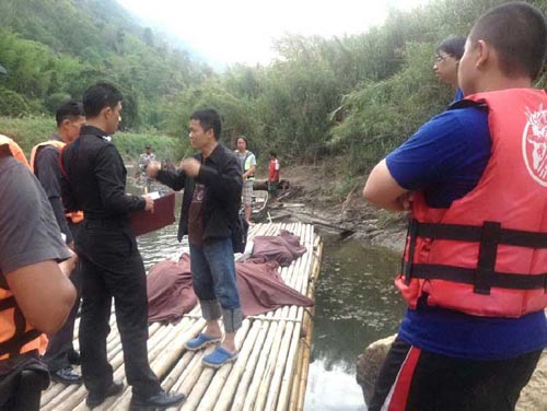 นักท่องเที่ยว 4 สาวพลัดตกน้ำดับ ที่กาญจนบุรี สภาพศพจับมือกันแน่น