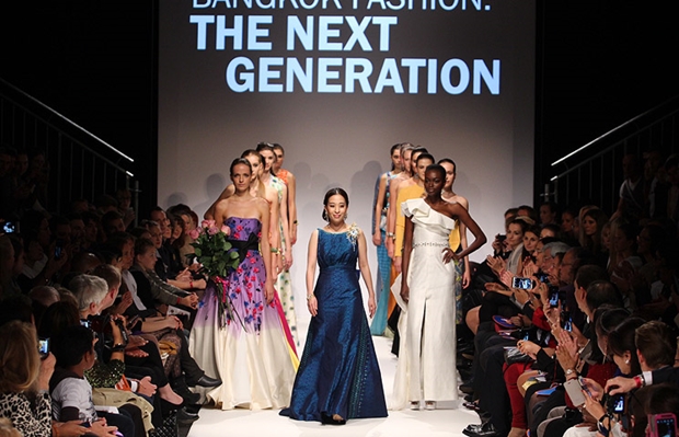 องค์ภาฯ พระราชดำเนินแบบ ชุดผ้าไหมไทย Vienna Fashion Week 2014