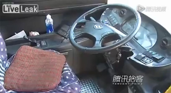 หญิงจีนโมโหโดนด่า ควักผ้าอนามัยใช้แล้วปาใส่คนขับรถเมล์