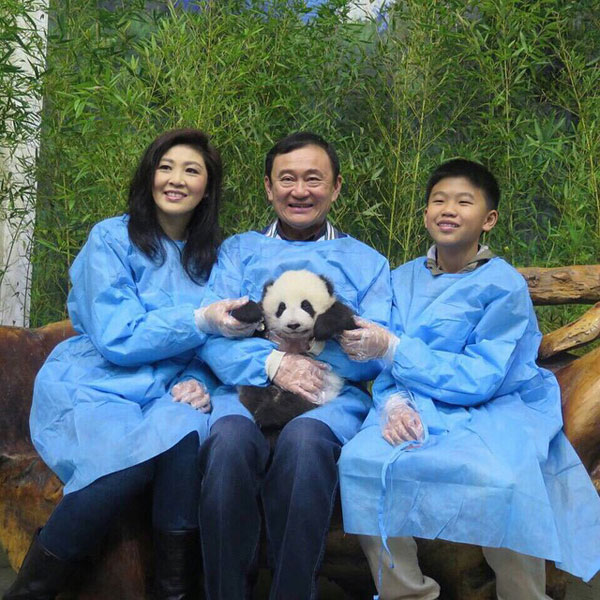 ทักษิณ-ยิ่งลักษณ์ ทัวร์ชมหมีแพนด้า เที่ยวเมืองจีน