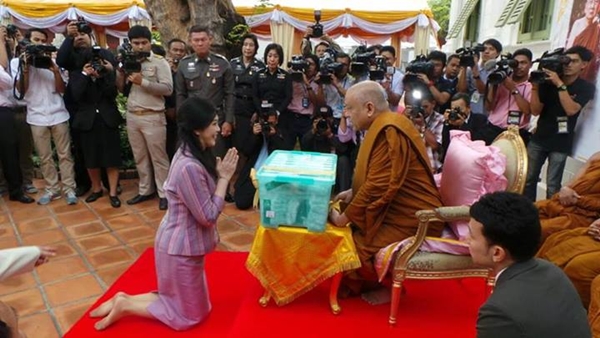 ยิ่งลักษณ์ ร่วมใส่บาตรวันคล้ายวันประสูติ 100 ชันษาพระสังฆราช