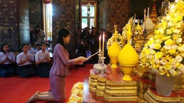 ยิ่งลักษณ์ ร่วมใส่บาตรวันคล้ายวันประสูติ 100 ชันษาพระสังฆราช