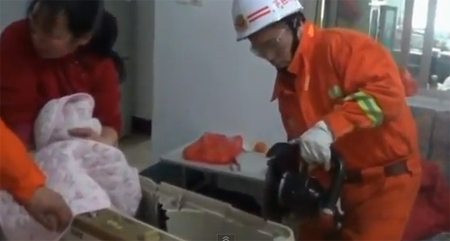 เด็กจีนวัย 3 ขวบ ติดเครื่องซักผ้า กู้ภัยช่วยปลอดภัย