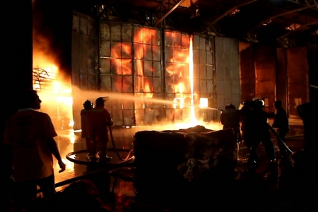 ไฟไหม้โรงงานรมควันยางพารา ใหญ่ที่สุดใน 3 จังหวัดชายแดนใต้