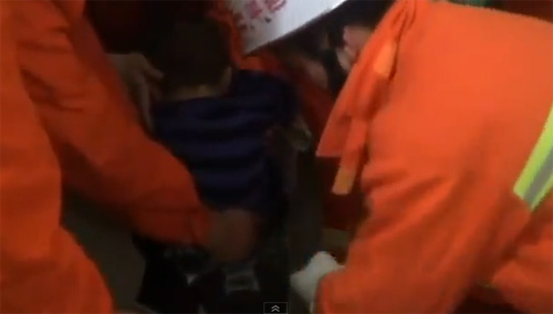  เด็กจีนวัย 3 ขวบ ติดเครื่องซักผ้า กู้ภัยช่วยปลอดภัย