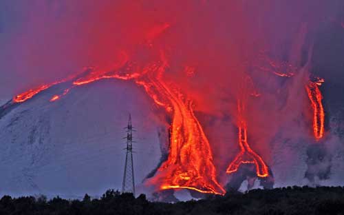 เผยภาพภูเขาไฟในอิตาลีปะทุ ปล่อยลาวาน่ากลัว
