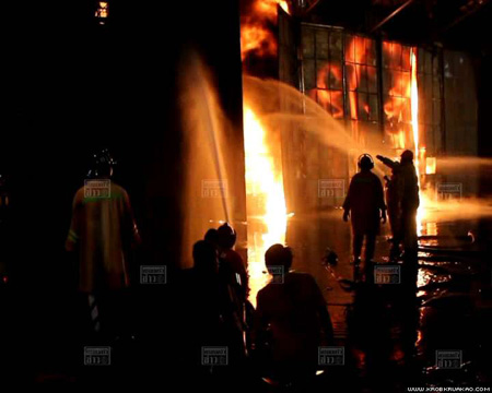 ไฟไหม้โรงงานรมควันยางพารา ใหญ่ที่สุดใน 3 จังหวัดชายแดนใต้