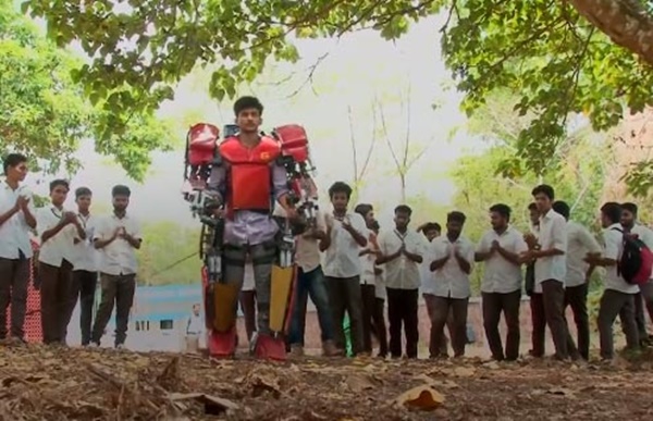 นักศึกษาหนุ่มโชว์เจ๋ง สร้างหุ่น Iron Man แบบใช้งานได้จริง