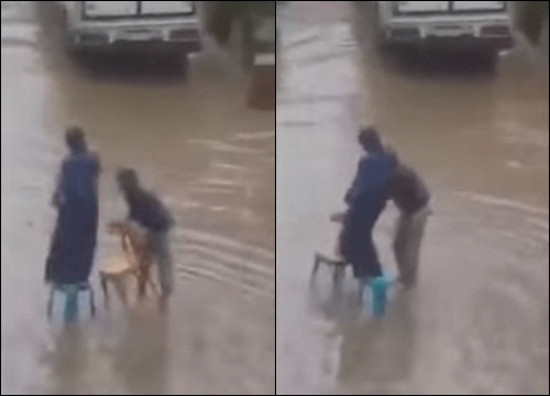 ชายคนนี้ใช้เก้าอี้ 2 ตัว พาภรรยาฝ่าน้ำท่วมโดยไม่เปียก