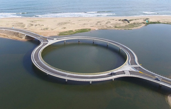 อุรุกวัยสร้างสะพานวงกลมข้ามทะเลสาบ