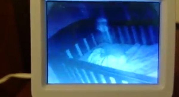 เปิดจอส่องกล้องดูลูกน้อย เจอผีเด็กนั่งร่วมเตียงนอนลูก