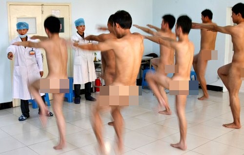 เด็กหนุ่มจีนนับพัน ร่วมเปลื้องผ้าทดสอบร่างกายในการเกณฑ์ทหาร