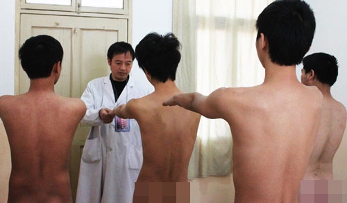 เด็กหนุ่มจีนนับพัน ร่วมเปลื้องผ้าทดสอบร่างกายในการเกณฑ์ทหาร