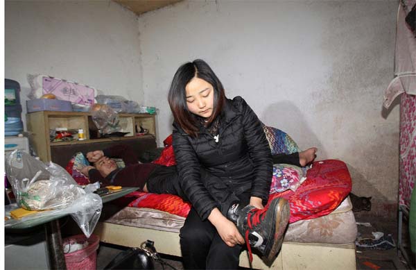 สาวจีนดูแลแฟนพิการ แม้พ่อแม่ยื่นคำขาด 3 ปีเดินไม่ได้ให้เลิกกัน