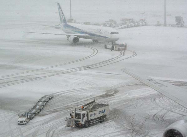 หิมะถล่มญี่ปุ่นยอดตายพุ่ง 11 ราย ระงับเที่ยวบินหลายสาย