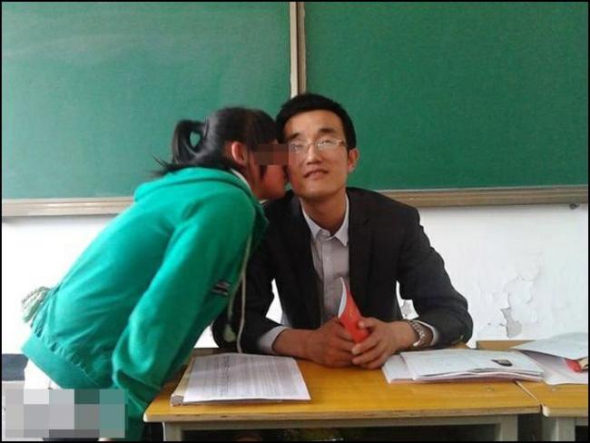 ครูจีนให้นักเรียนหญิงจูบแลกใบรับรองการศึกษา