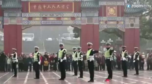 ตำรวจจราจรจีนจัดเต้นแฟลชม็อบ โปรโมทการใช้ถนนอย่างปลอดภัย