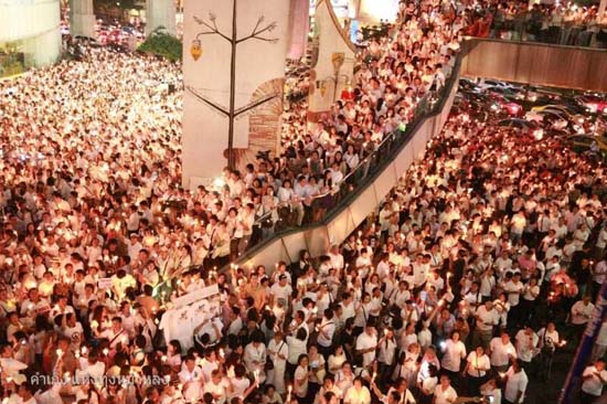 ประชาชนใส่เสื้อสีขาว รวมพลังจุดเทียน เรียกร้องขอเลือกตั้ง