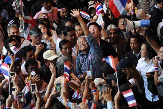 สื่อนอกแพร่บทวิเคราะห์การเมืองไทย เฮือกสุดท้ายของอำมาตย์