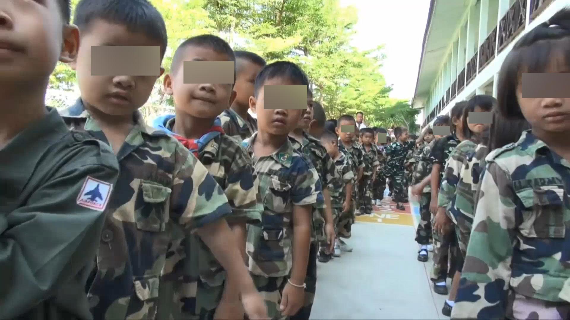 เด็กอนุบาลใส่ชุดทหาร