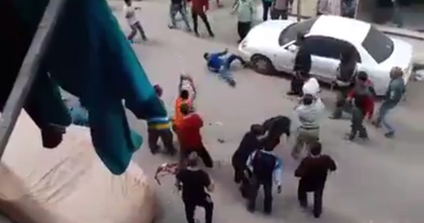 ประชาชนร่วมรุมสกรัมผัวโหดจ้วงแทงภรรยากลางถนน