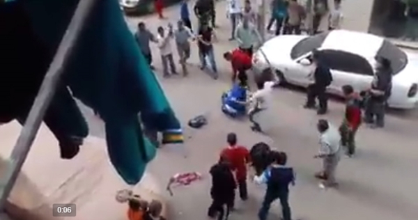 ประชาชนร่วมรุมสกรัมผัวโหดจ้วงแทงภรรยากลางถนน