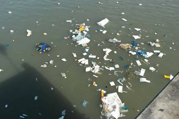 ลุงขับกระบะ ขนขยะทิ้งทะเลที่ชลบุรี
