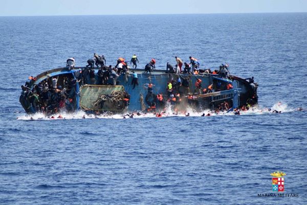 เรือขนผู้ลี้ภัยลิเบียล่มกลางทะเล