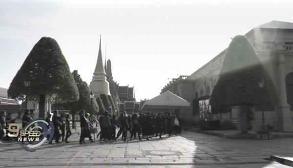 ประชาชนหลั่งไหล เข้าถวายสักการะพระบรมศพอย่างต่อเนื่อง 