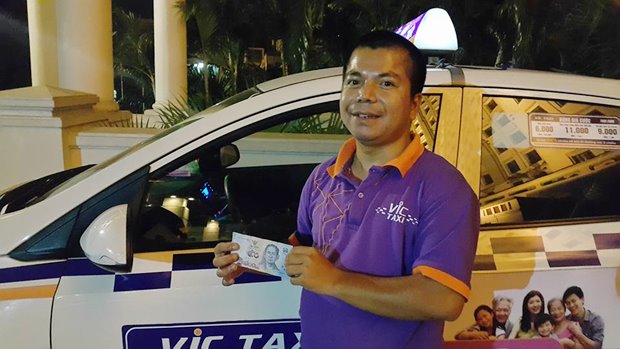 คนขับแท็กซี่เวียดนามขอเงินไทยจากผู้โดยสาร หวังเก็บไว้บูชา