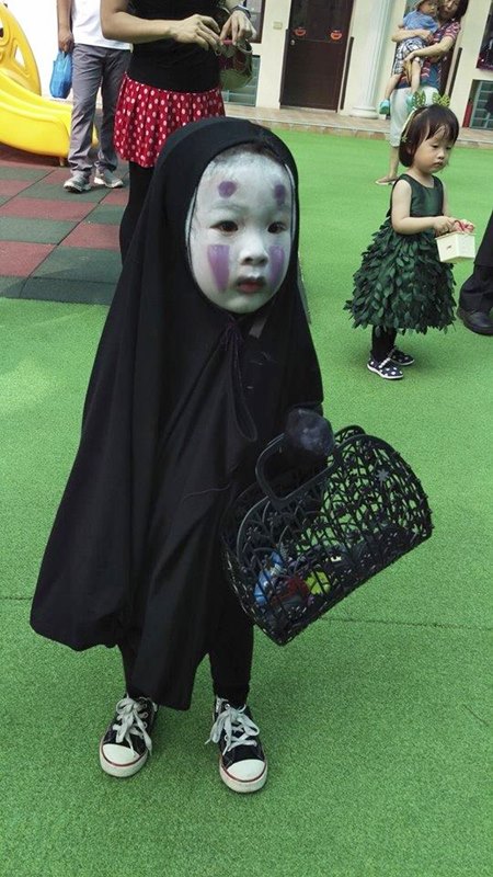 หนูน้อยแต่งผีไร้หน้าร่วมงานฮาโลวีน ทำเพื่อนกลัวจนร้องไห้